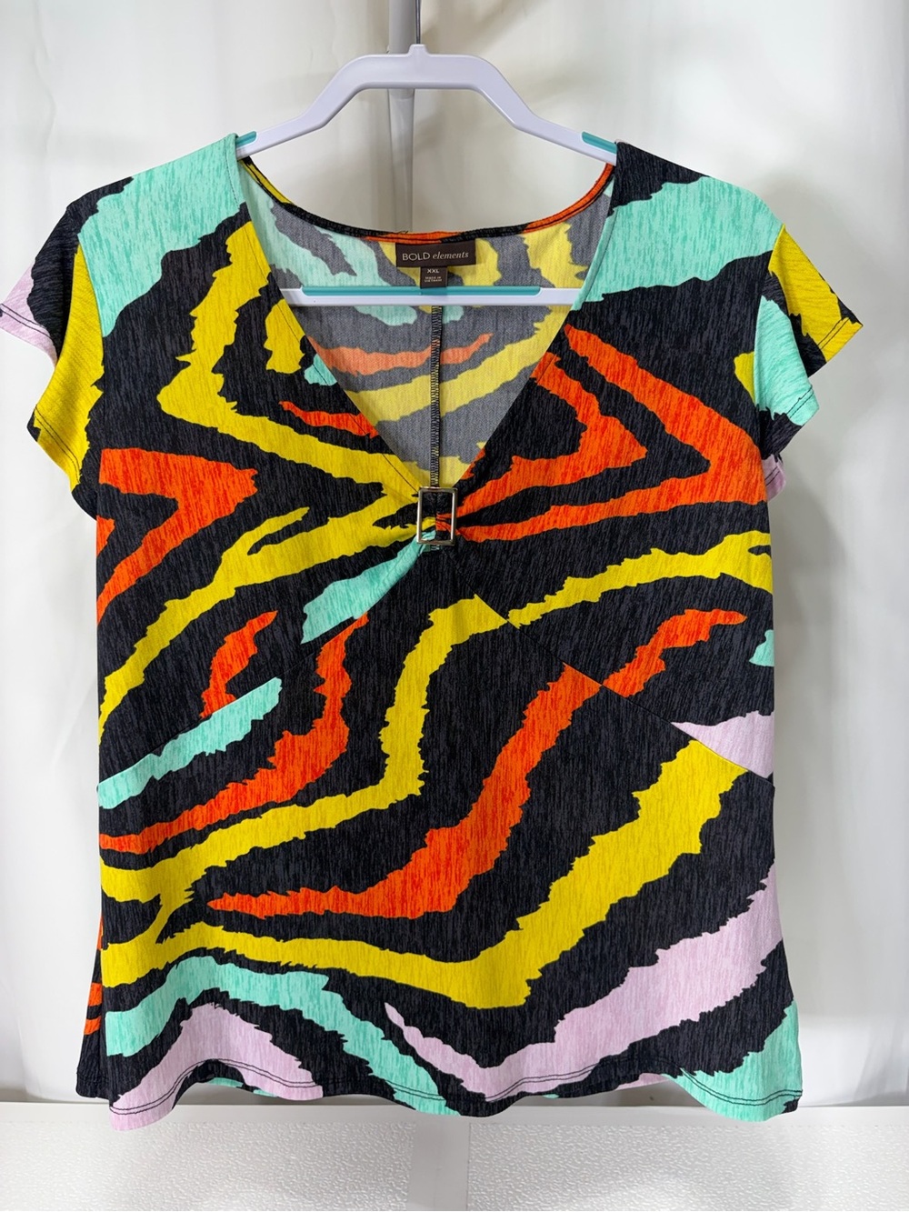 BOLD elements Short-Sleeve V-Neck Zebra-Print Top in Black Multi 4274
